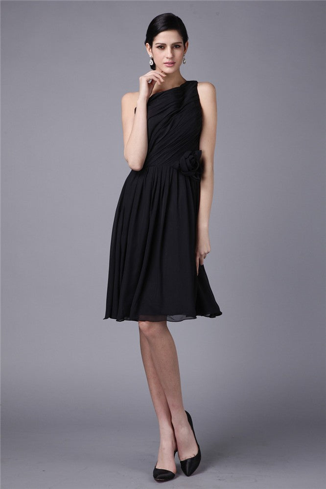 Vestido de dama de honor corto de gasa con pliegues, sin mangas, con un solo hombro y corte tubo/columna, ideal para invitadas de boda y fiestas de graduación.