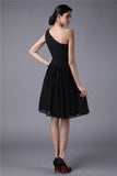 Vestido de dama de honor corto de gasa con pliegues, sin mangas, con un solo hombro y corte tubo/columna, ideal para invitadas de boda y fiestas de graduación.
