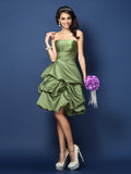 A-Linie/Princess-Linie Trägerlos Gerafft Ärmellos Kurz Satin Brautjungfernkleider Homecoming Ballkleid