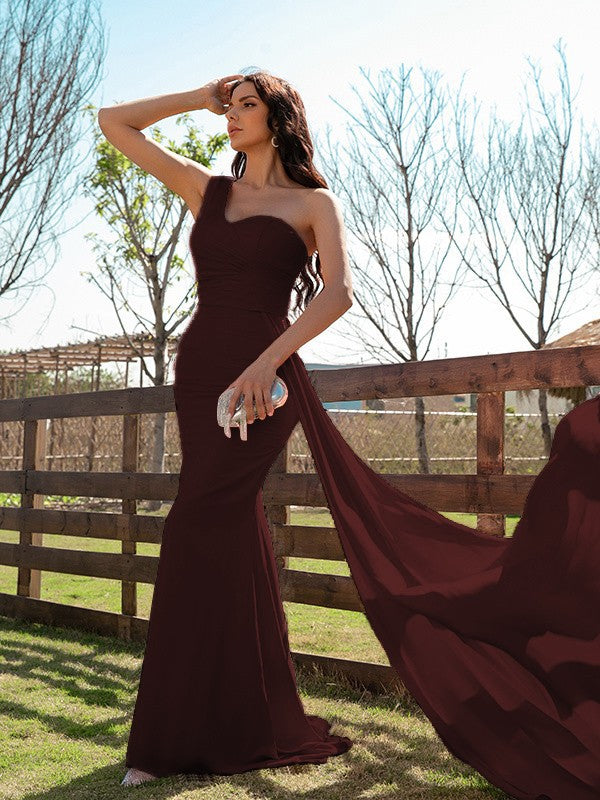 Vestido de noche de graduación con corte tubo/columna, fruncido, de satén tipo seda, con un solo hombro, sin mangas y cola larga.