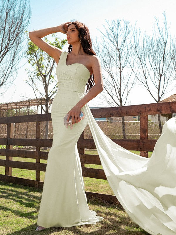 Vestido de noche de graduación con corte tubo/columna, fruncido, de satén tipo seda, con un solo hombro, sin mangas y cola larga.
