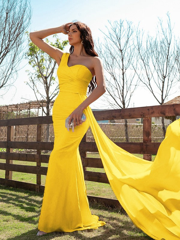 Vestido de noche de graduación con corte tubo/columna, fruncido, de satén tipo seda, con un solo hombro, sin mangas y cola larga.