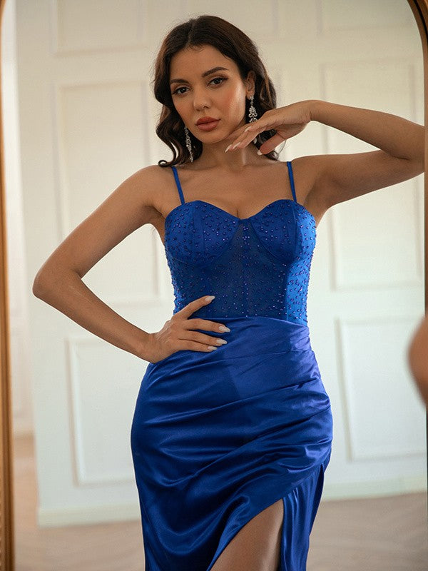 Vestido de noche de fiesta con corte tubo/columna, satén tipo seda, fruncido, tirantes finos, sin mangas y cola larga