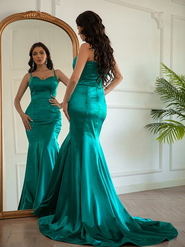 Vestido de noche de graduación con corte tubo/columna, satén tipo seda, fruncido, escote en V, sin mangas, con cola larga