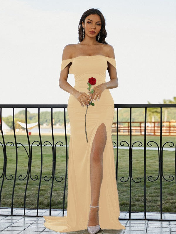 Vestido de noche de fiesta con escote tubo/columna, fruncido, hombros descubiertos, sin mangas y cola larga