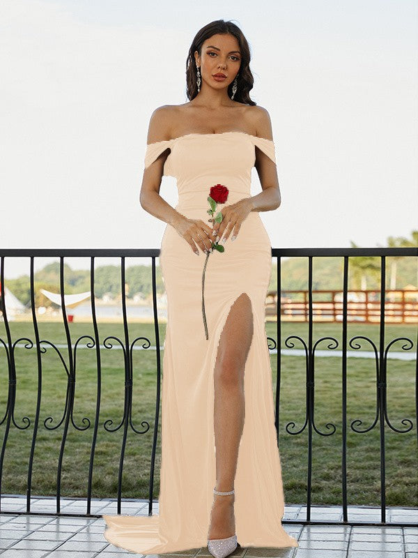 Vestido de noche de fiesta con escote tubo/columna, fruncido, hombros descubiertos, sin mangas y cola larga