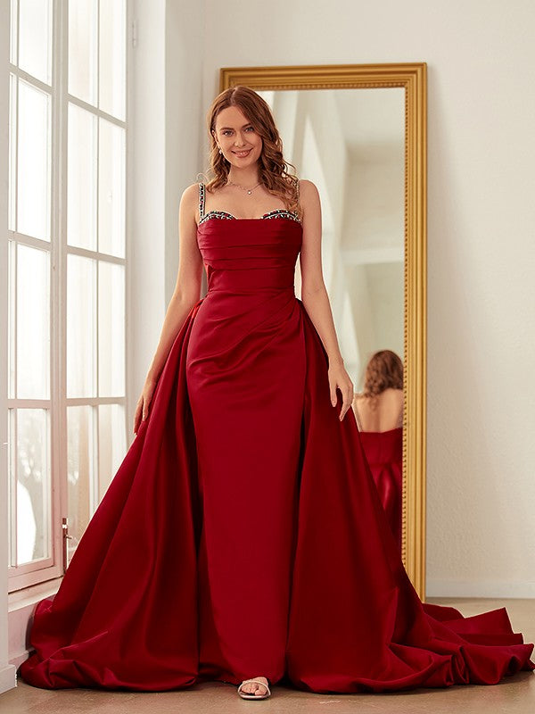 Vestido de noche de graduación con corte tubo/columna, satén, fruncido, tirantes finos, sin mangas, cola capilla