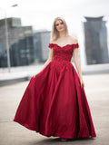 Vestido de fiesta de noche con hombros descubiertos, apliques de satén, sin mangas y largo hasta el suelo