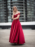 Vestido de fiesta de noche con hombros descubiertos, apliques de satén, sin mangas y largo hasta el suelo
