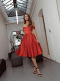 Vestido de fiesta de graduación, corte A/princesa, fruncido, hombros descubiertos, de satén, sin mangas, hasta la rodilla