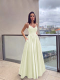 Vestido de noche de graduación con corte A/princesa, apliques, tirantes finos, satén, sin mangas, largo hasta el suelo