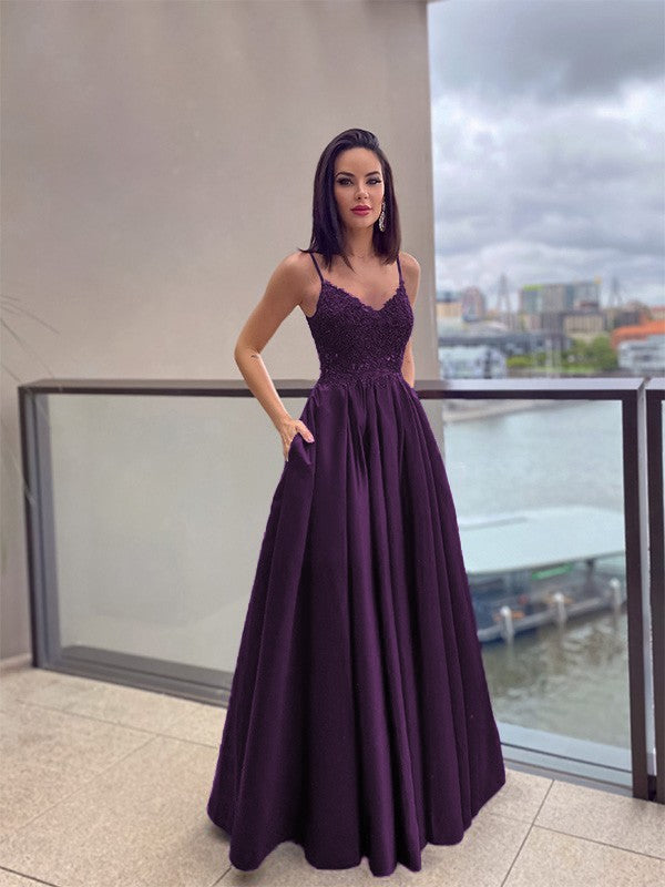 Vestido de noche de graduación con corte A/princesa, apliques, tirantes finos, satén, sin mangas, largo hasta el suelo