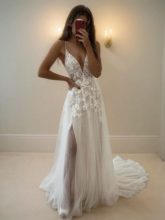 Vestidos de novia de corte A/princesa, con apliques de tul, escote en V, sin mangas y cola larga.