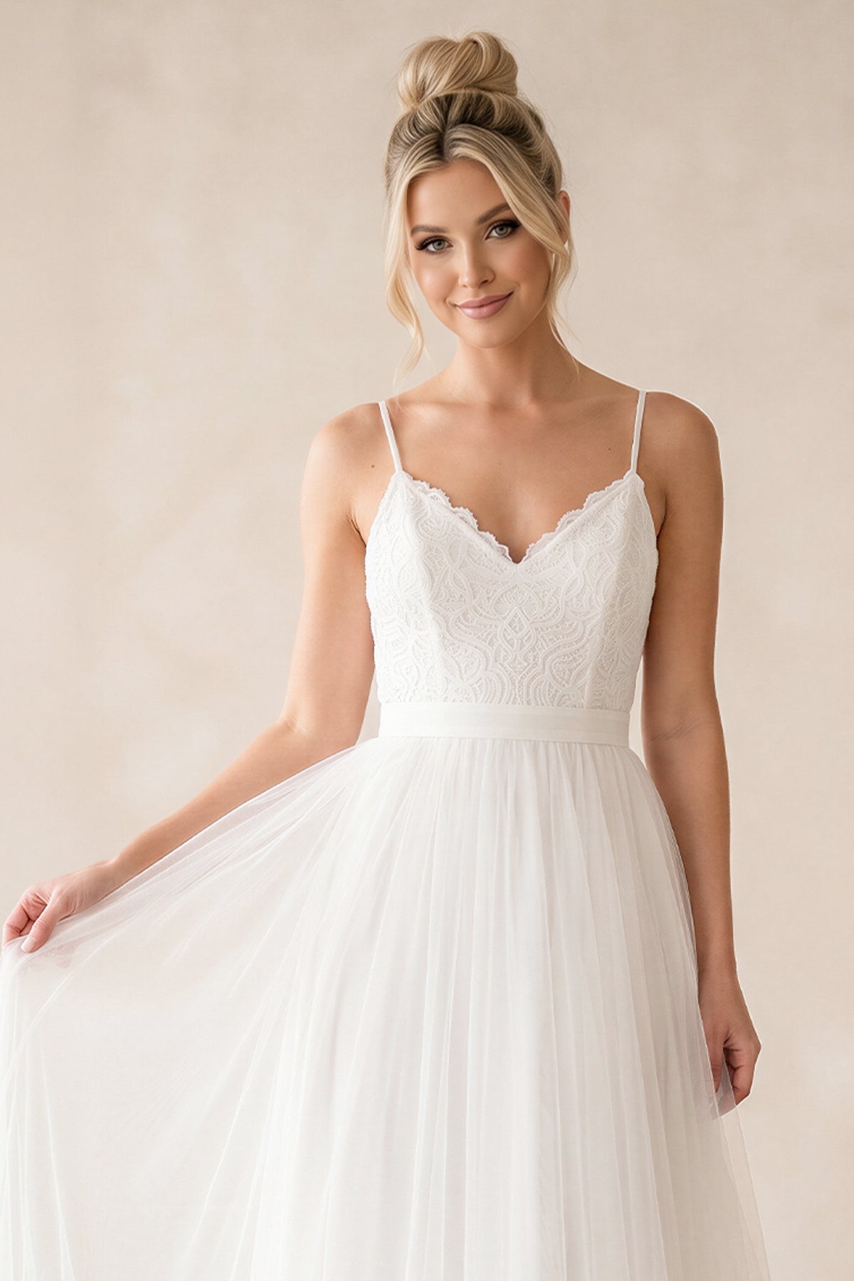 A-Line Tulle Spaghetti Straps Wedding Dresses With Lace Appliques