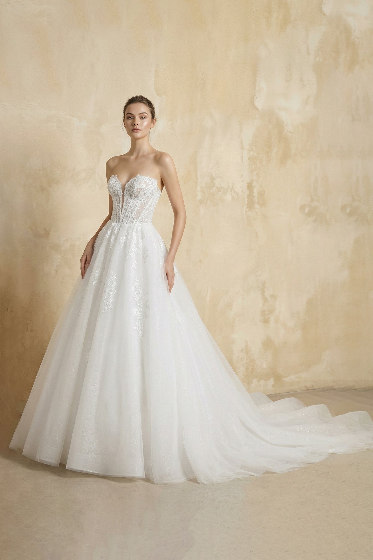 Sweetheart Ball-Gown Tulle Wedding Dress With Appliques in White