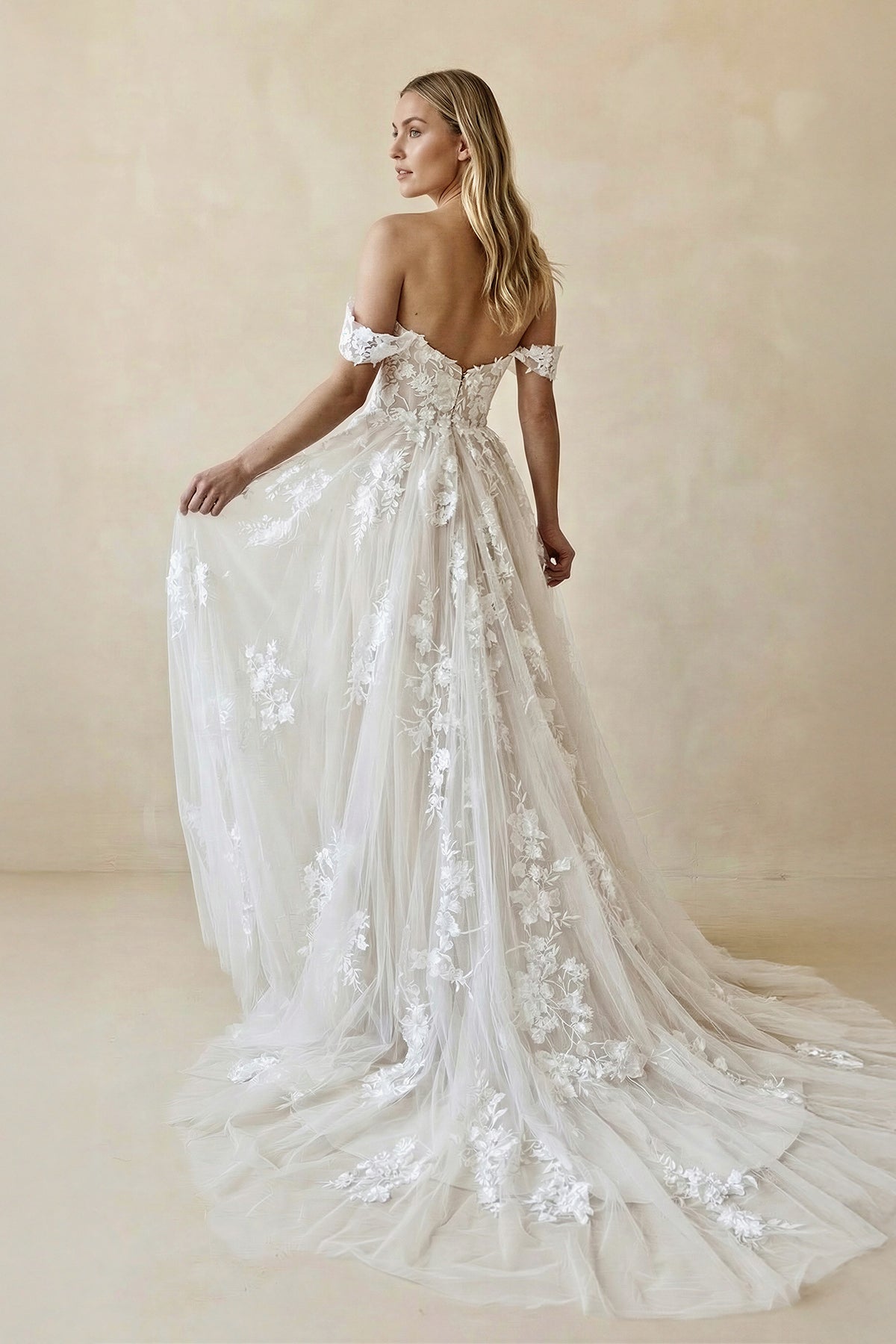 A-Line Straps Sweetheart Wedding Dress with Lace Appliques