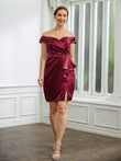 Vestido para madre de la novia corto/mini, sin mangas, con hombros descubiertos, fruncido, de satén tipo seda y corte columna