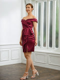 Vestido para madre de la novia corto/mini, sin mangas, con hombros descubiertos, fruncido, de satén tipo seda y corte columna