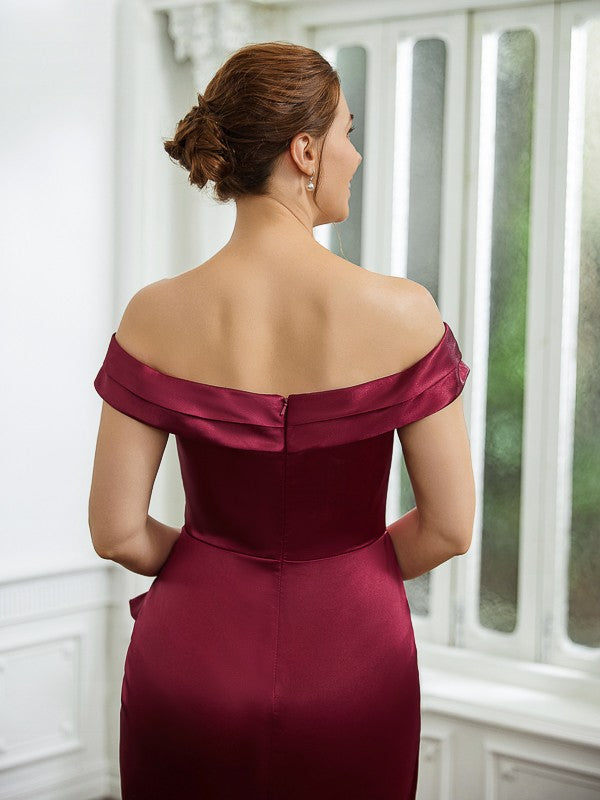 Vestido para madre de la novia corto/mini, sin mangas, con hombros descubiertos, fruncido, de satén tipo seda y corte columna