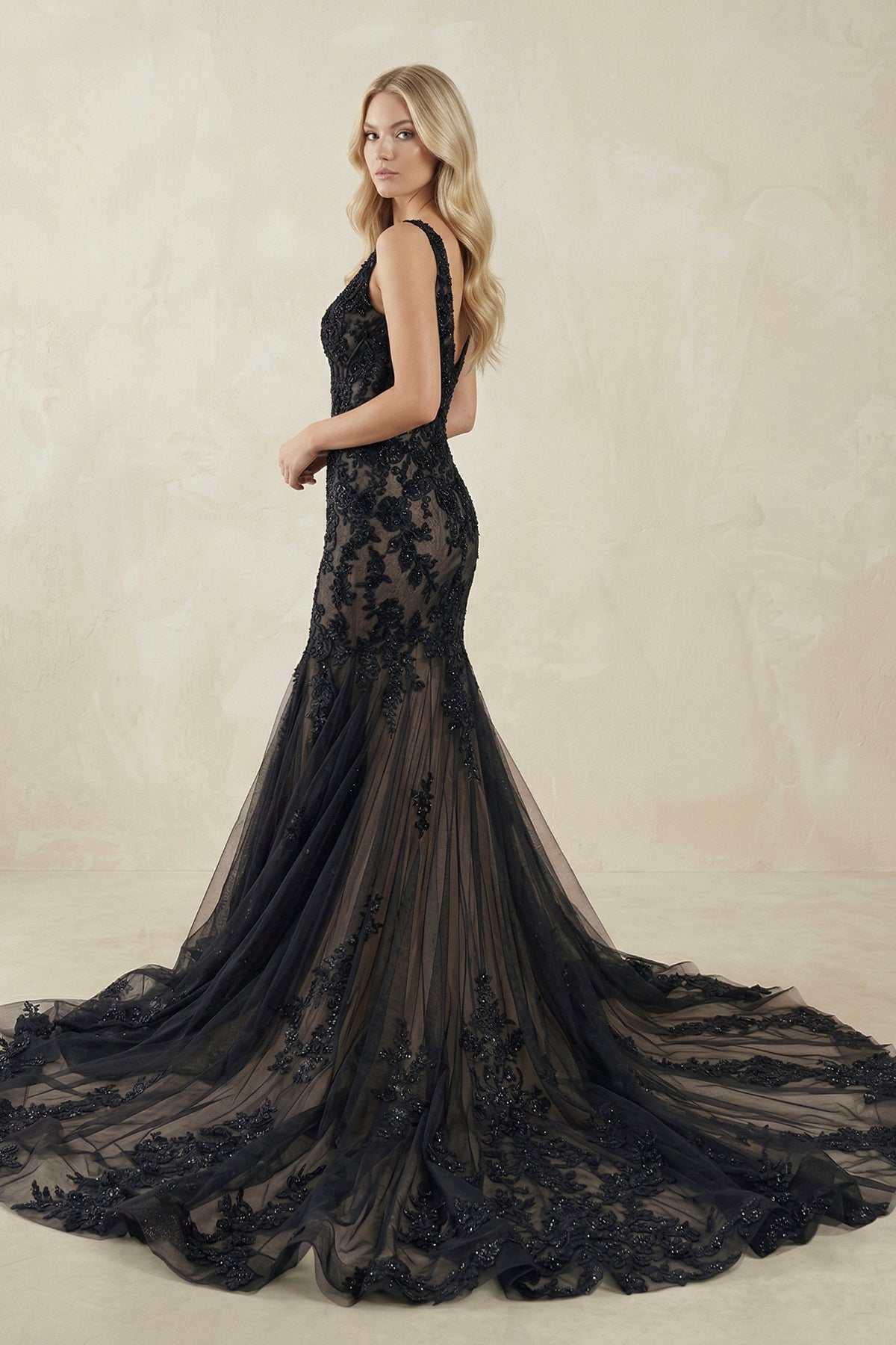 Black Tulle Appliques V-Neck Trumpet Mermaid Long Wedding Dress