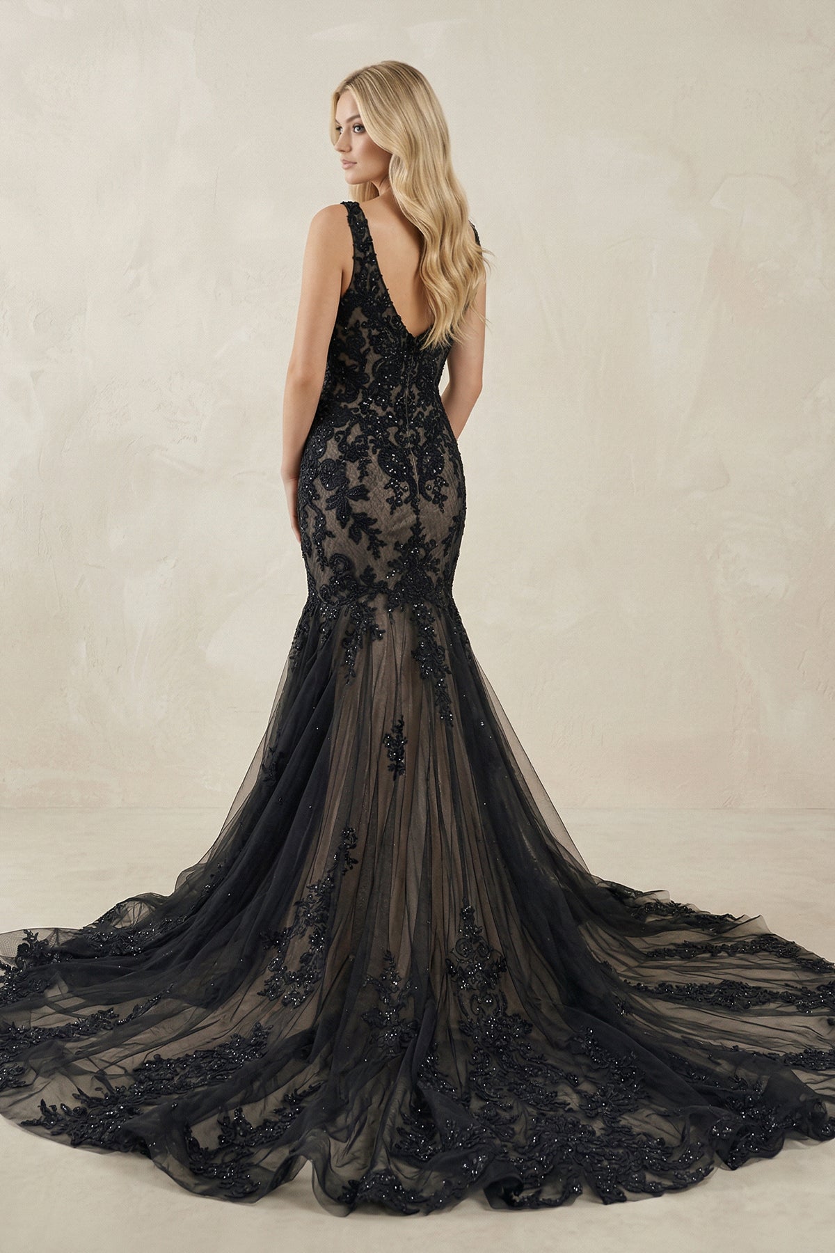 Black Tulle Appliques V-Neck Trumpet Mermaid Long Wedding Dress