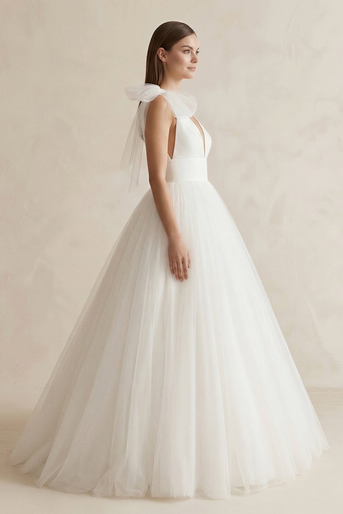 V-Neck Tulle Ball Gown Wedding Dress With Bow in White