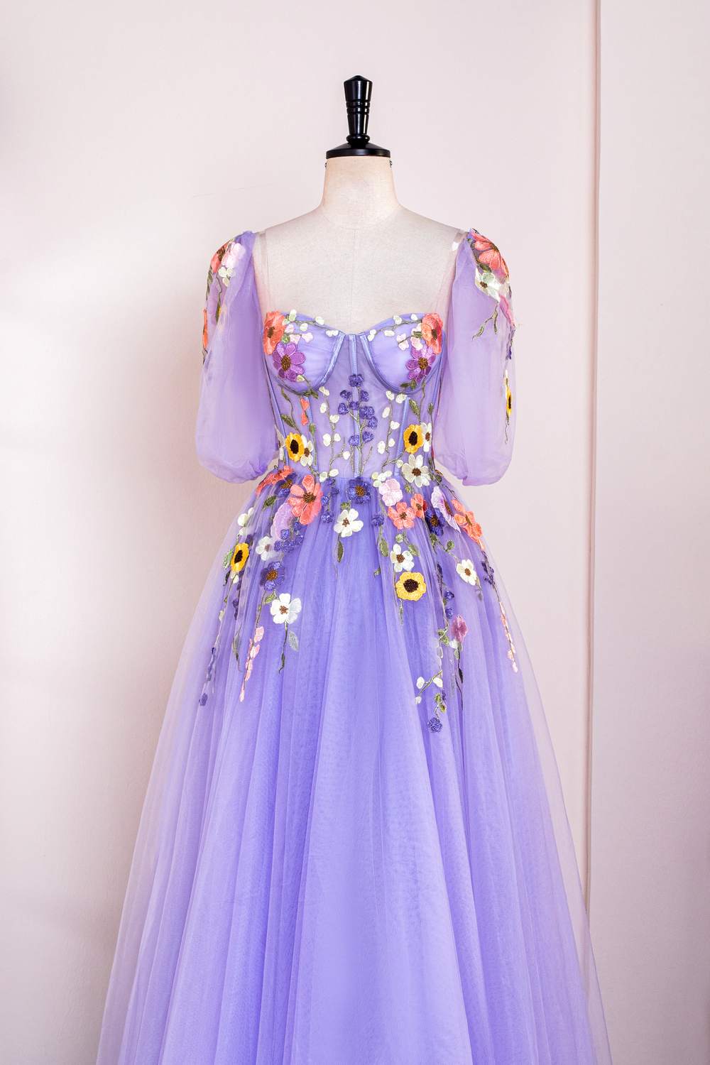 Lavendelfarbenes Blumenapplikationen-Puffärmel-A-Linien-Kleid mit langen Ball- und Partykleidern
