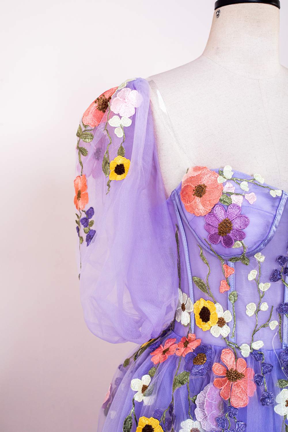 Lavendelfarbenes Blumenapplikationen-Puffärmel-A-Linien-Kleid mit langen Ball- und Partykleidern
