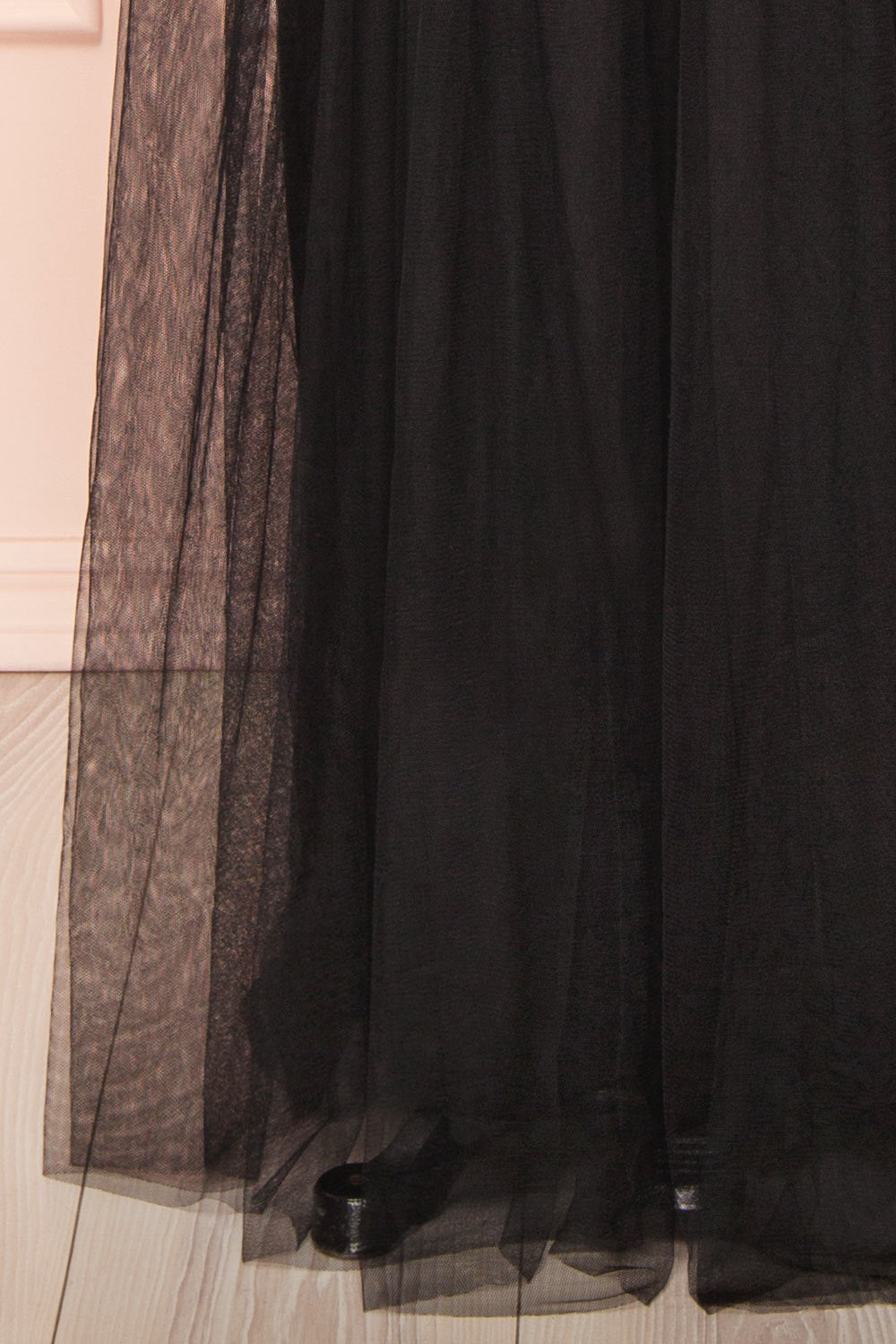 Schwarzes tiefes V-Ausschnitt-A-Linien-Tüll-Ballkleid mit gekreuztem Rücken