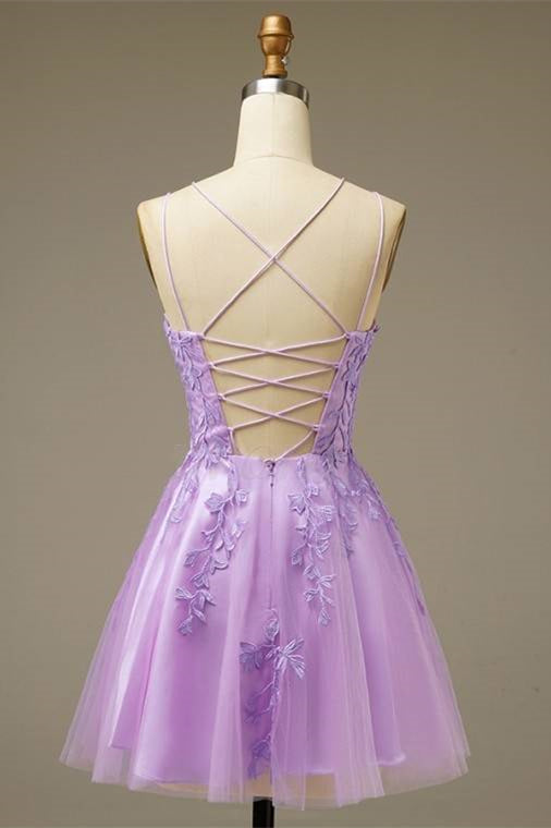 Vestido mini de tul con apliques en la espalda y corte A en color lila para fiesta de bienvenida y cóctel 