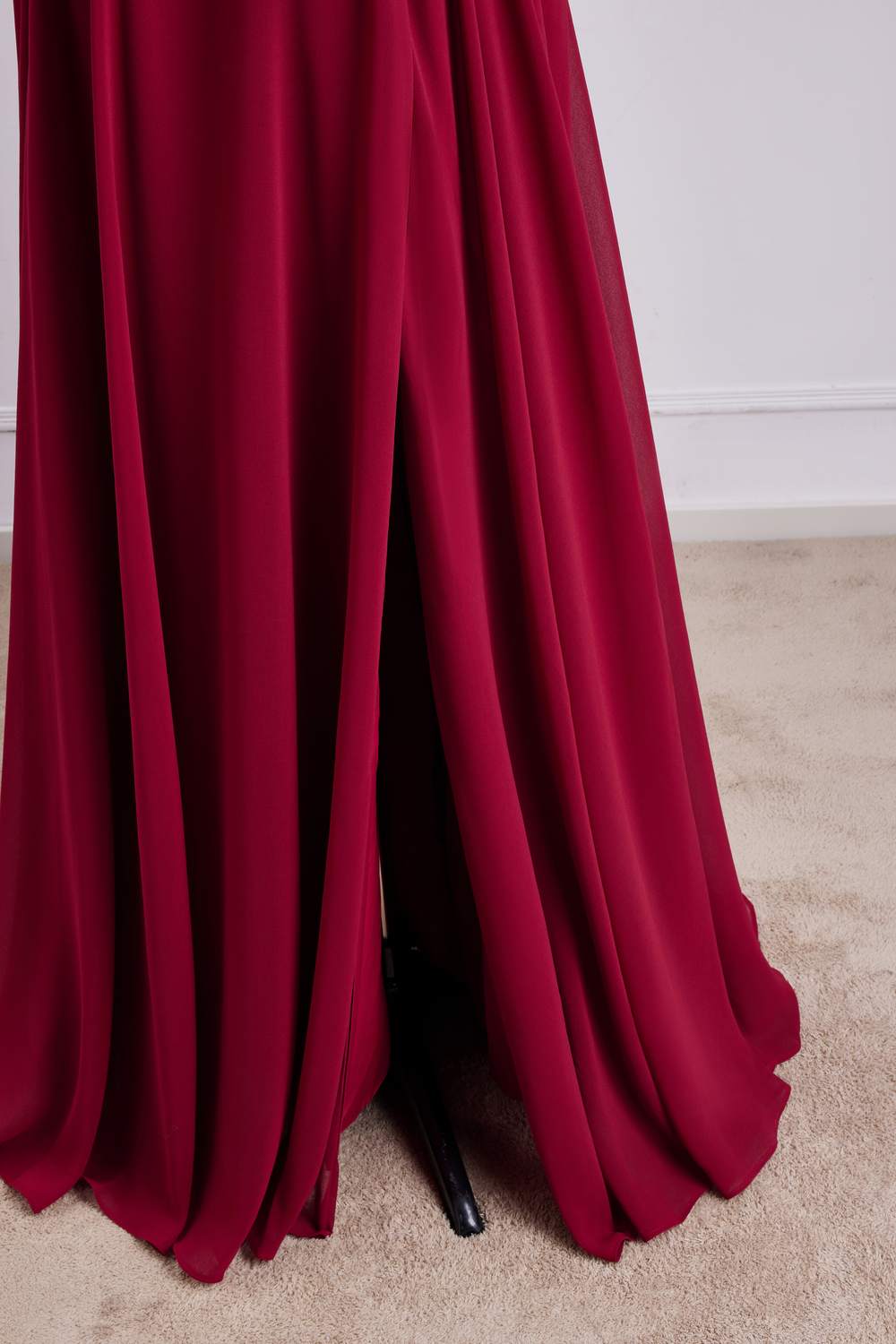 Rotes, langes Brautjungfernkleid in A-Linie mit ausgestellten Ärmeln, V-Ausschnitt und Schlitz 