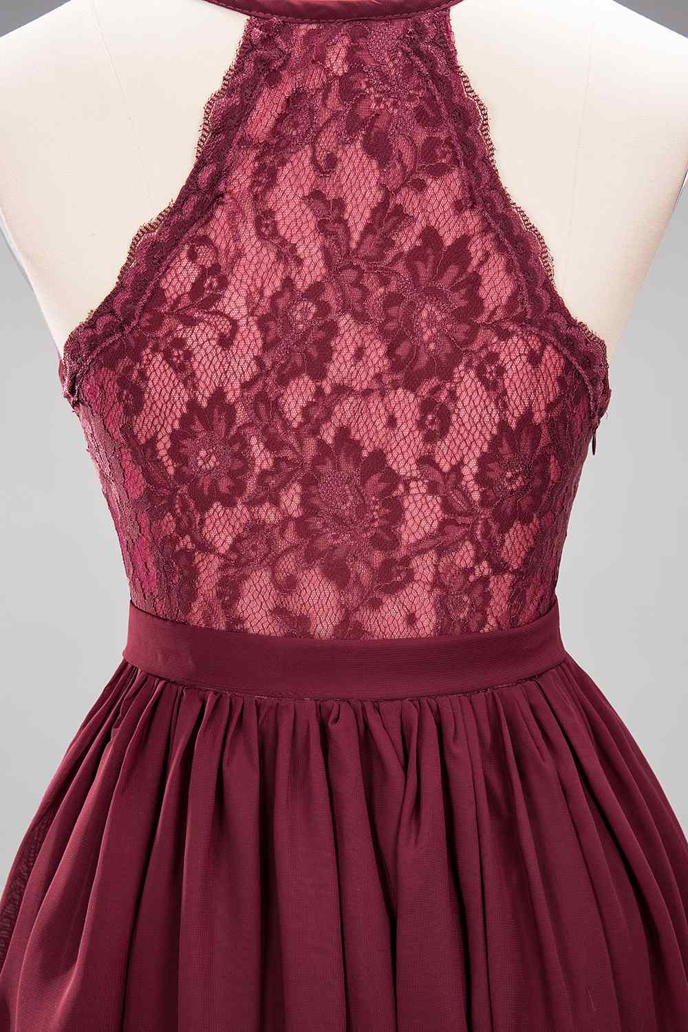 Burgunderrotes A-Linien-Brautjungfernkleid mit herzförmigen Ärmeln und plissiertem Chiffon 