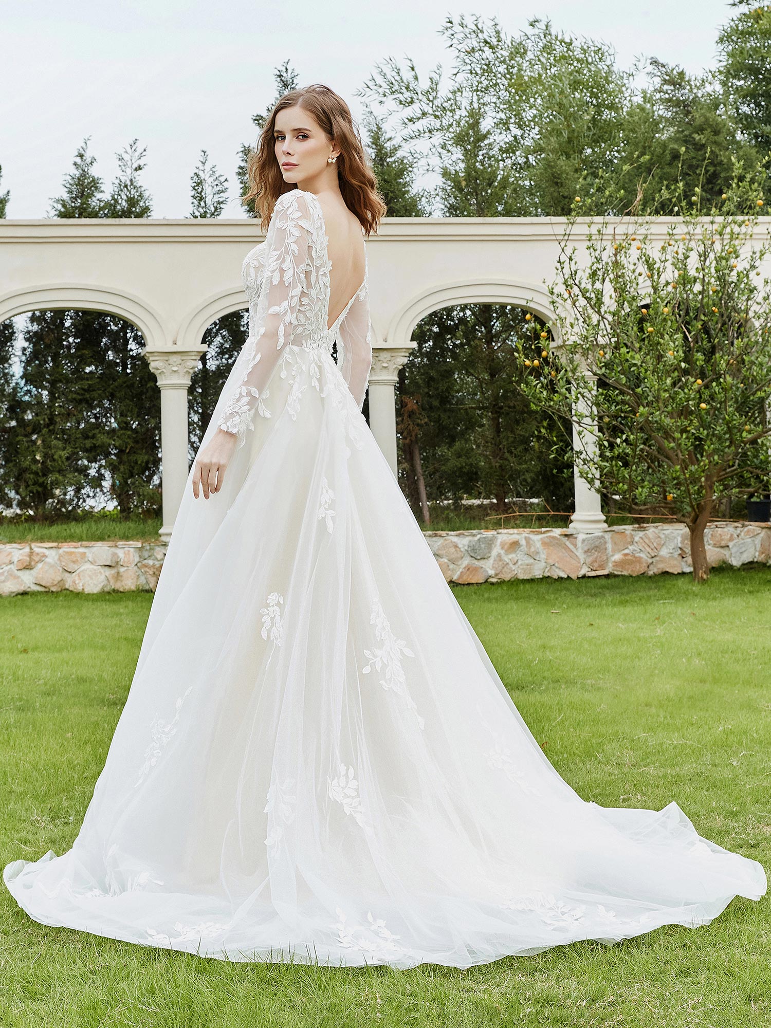 Brautkleid mit tiefem V-Ausschnitt und Spitzenmieder und Schlitz in Elfenbein