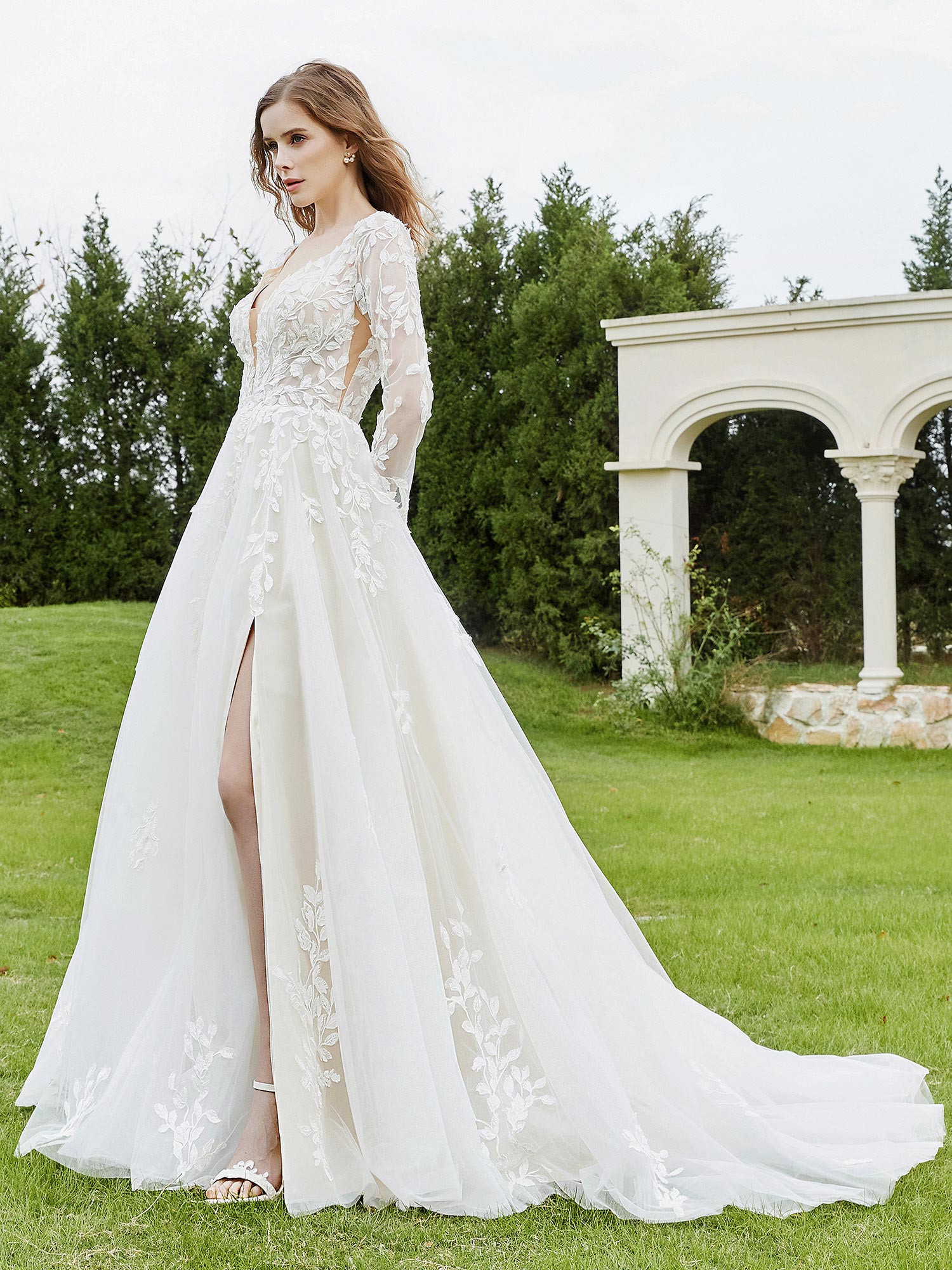 Brautkleid mit tiefem V-Ausschnitt und Spitzenmieder und Schlitz in Elfenbein