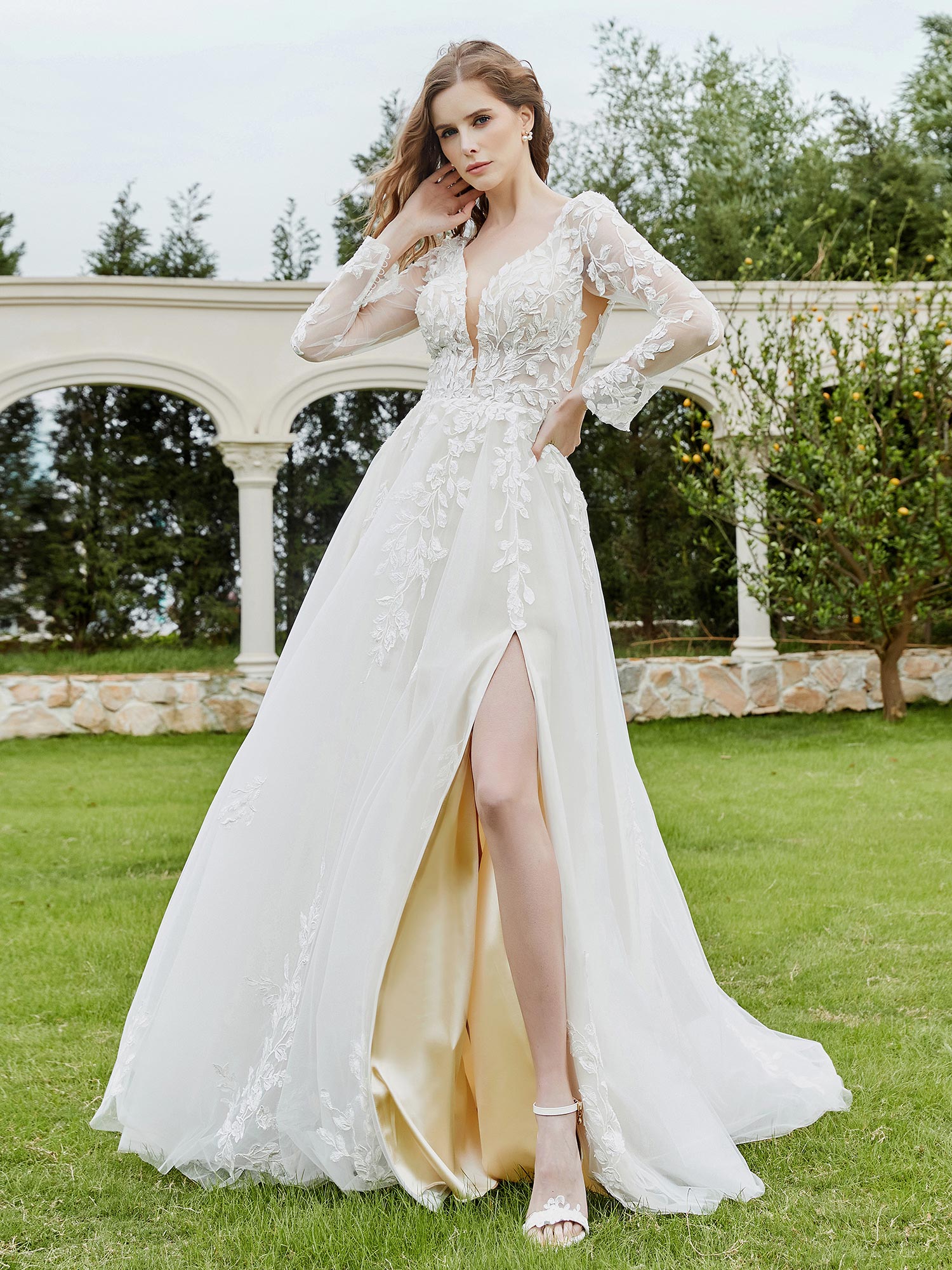 Brautkleid mit tiefem V-Ausschnitt und Spitzenmieder und Schlitz in Elfenbein