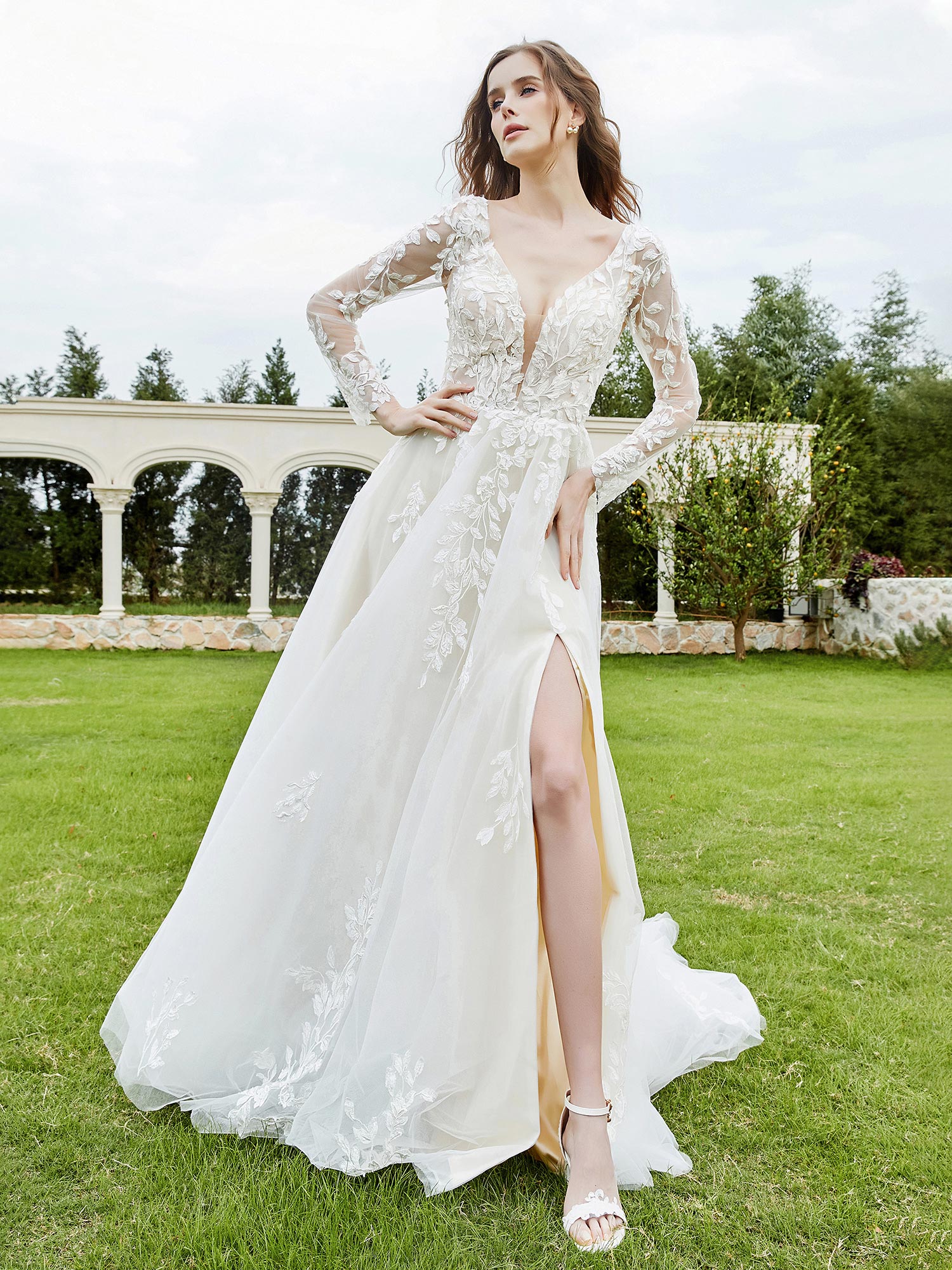 Brautkleid mit tiefem V-Ausschnitt und Spitzenmieder und Schlitz in Elfenbein