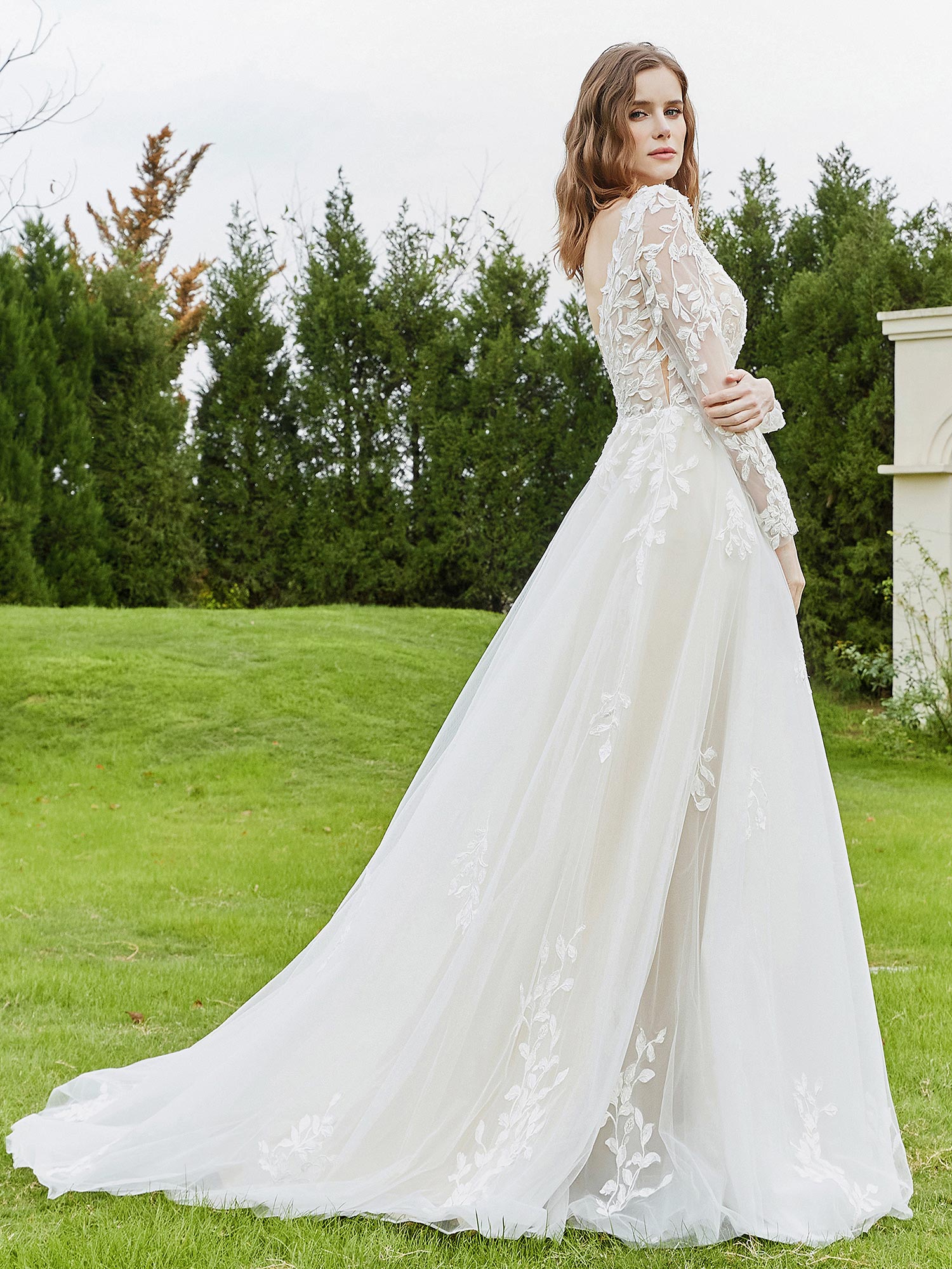 Brautkleid mit tiefem V-Ausschnitt und Spitzenmieder und Schlitz in Elfenbein