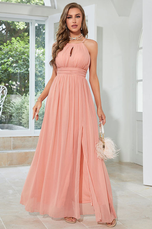 Vestido de dama de honor de gasa naranja con cuello halter y abertura. Vestidos de noche formales.