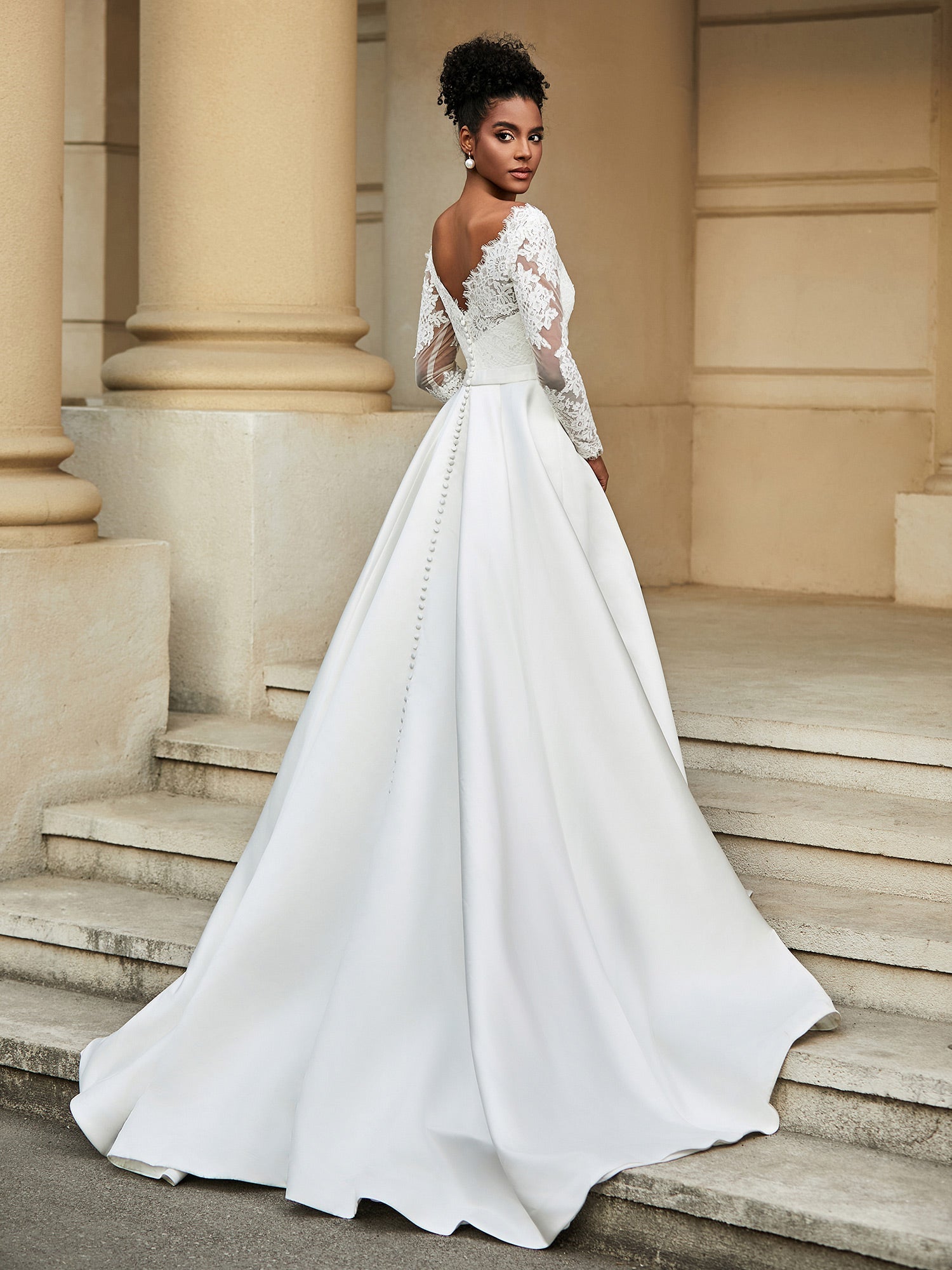 Rückenfreies A-Linien-Brautkleid aus Spitze mit Knopf Elfenbein