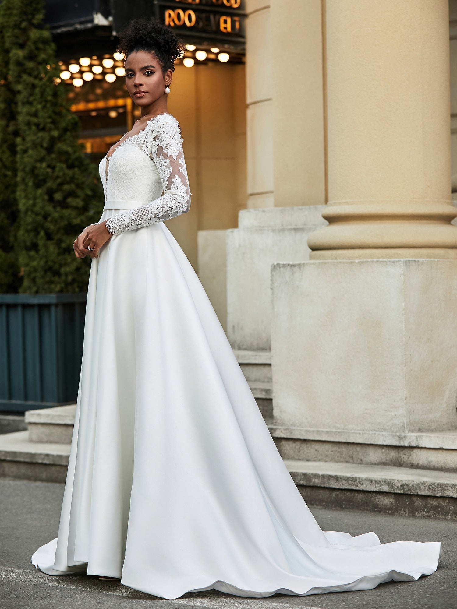 Rückenfreies A-Linien-Brautkleid aus Spitze mit Knopf Elfenbein