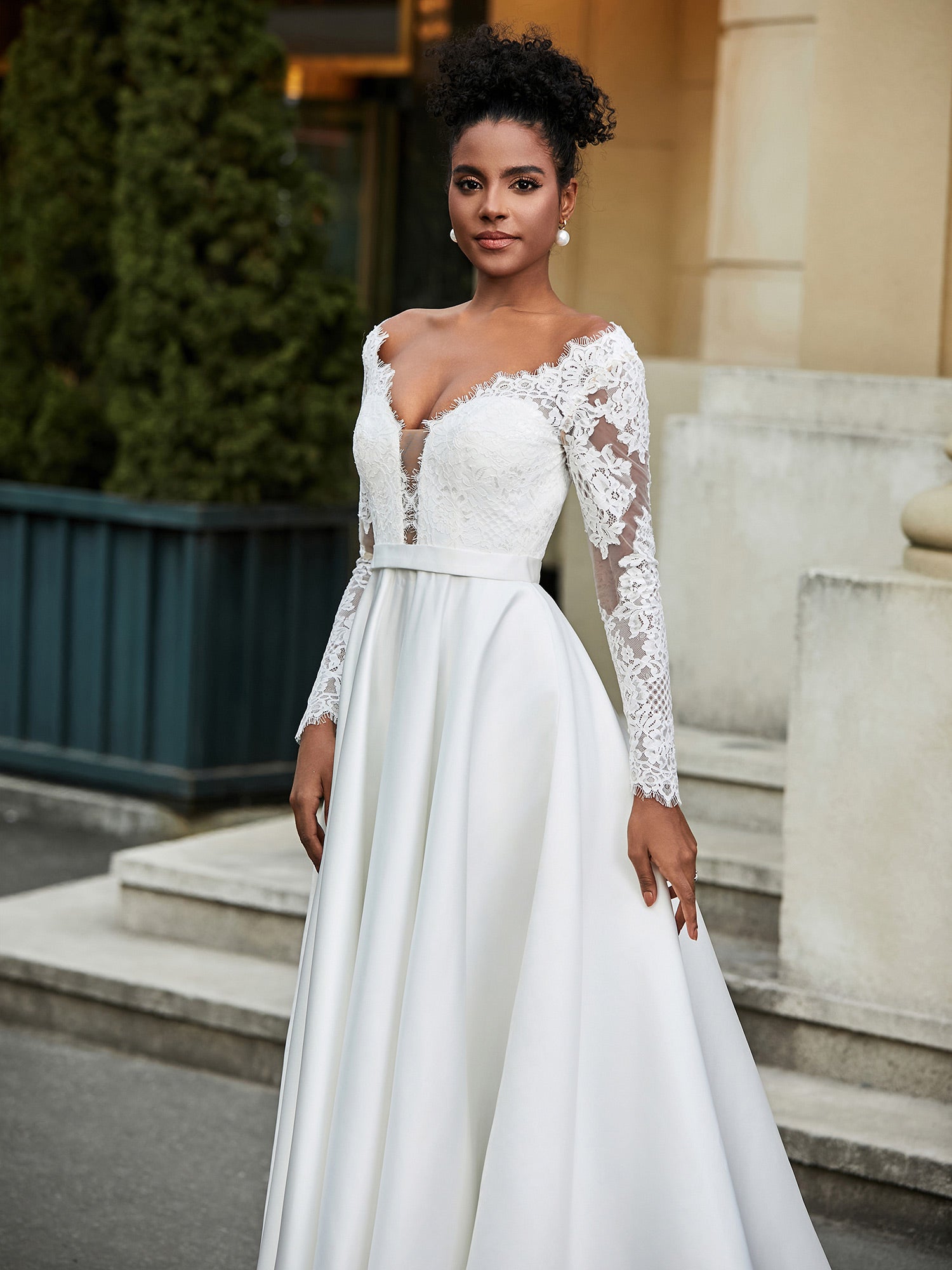 Rückenfreies A-Linien-Brautkleid aus Spitze mit Knopf Elfenbein