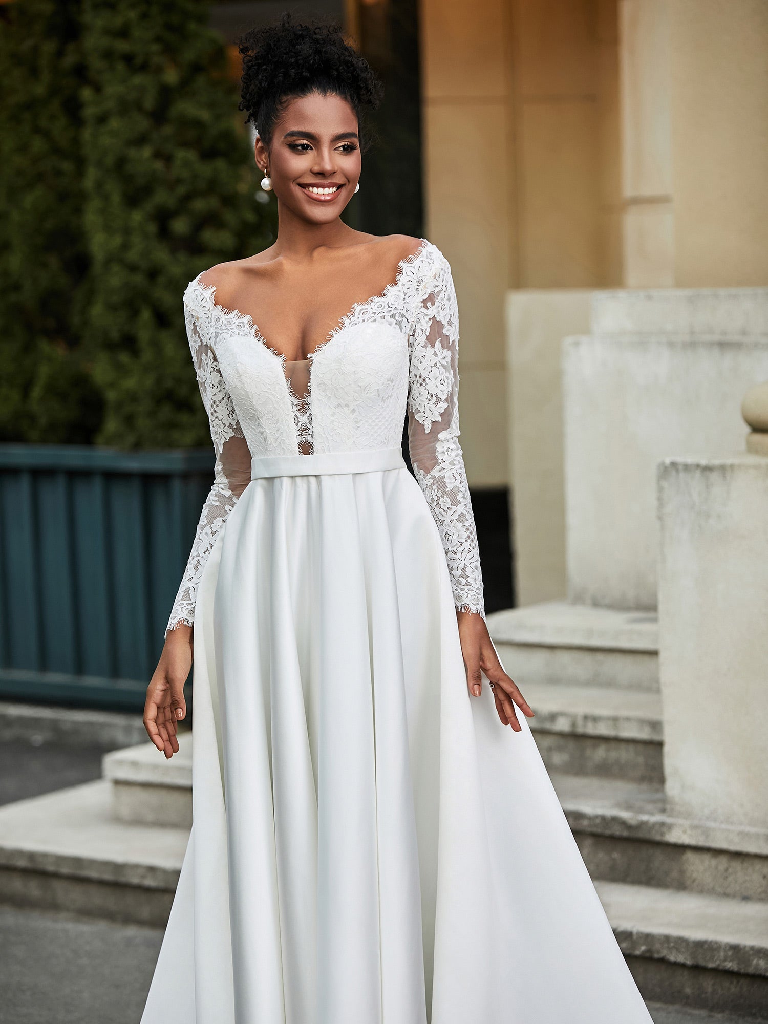 Rückenfreies A-Linien-Brautkleid aus Spitze mit Knopf Elfenbein