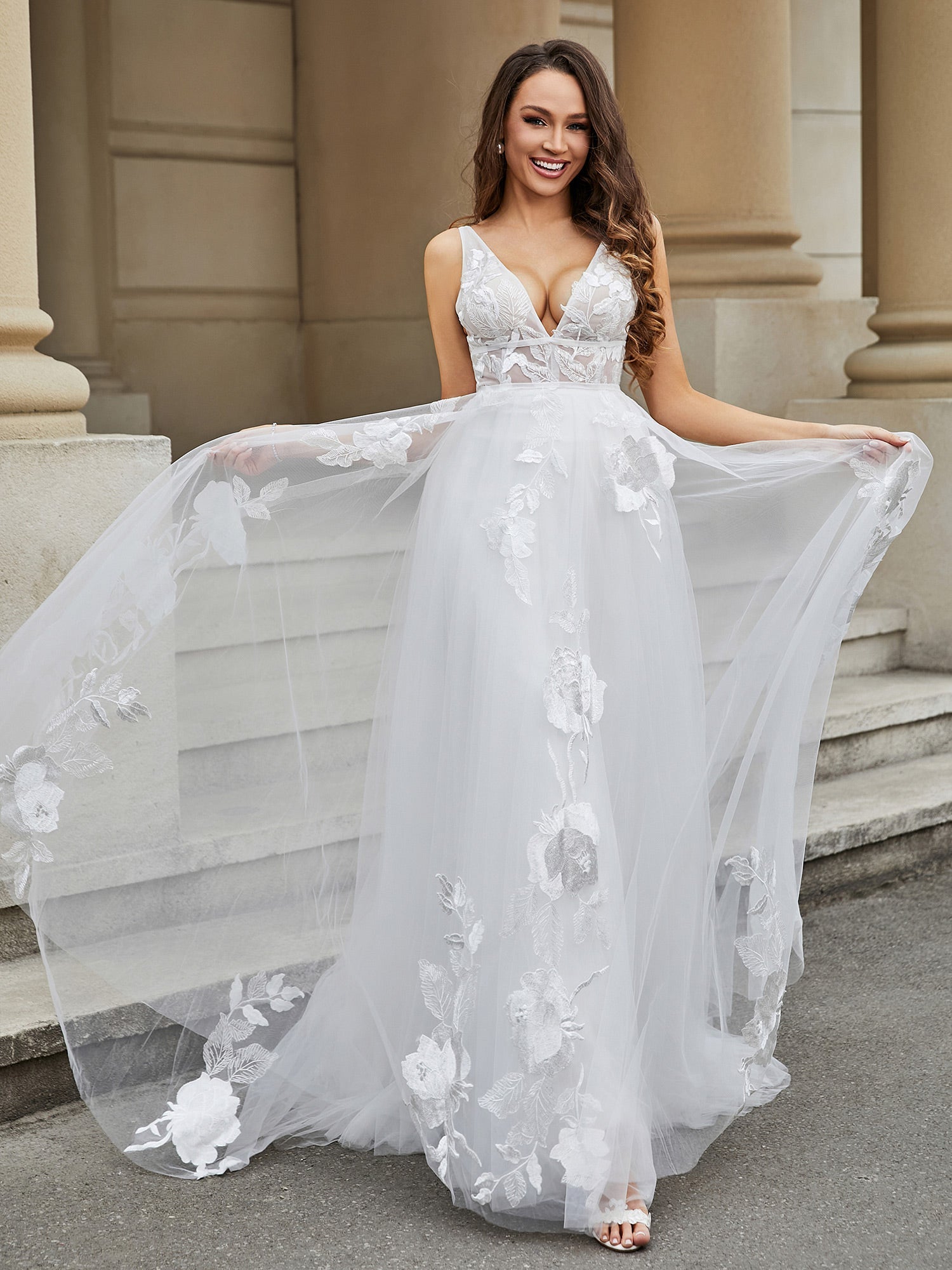 V-neck Lace Appliqued Tulle Wedding Dress Ivory Bridal Gowns Dresses