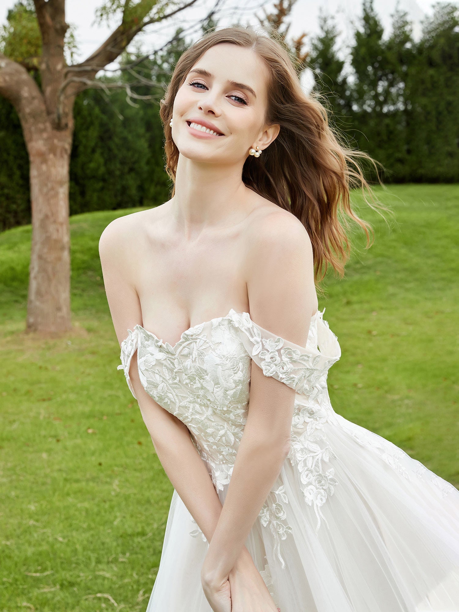Schulterfreies Spitzenmieder mit Applikationen, Brautkleid – Elfenbein/Champagner