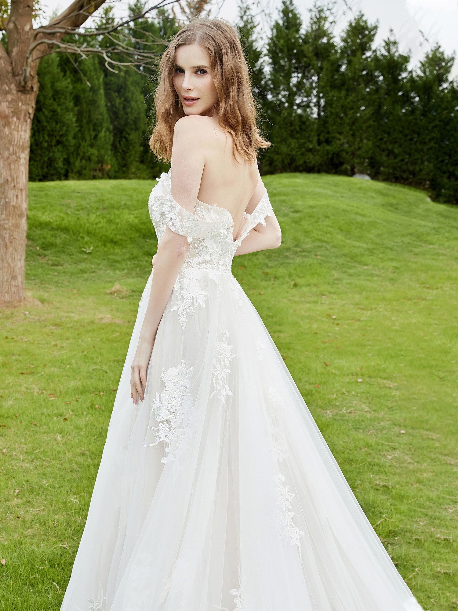 Schulterfreies Spitzenmieder mit Applikationen, Brautkleid – Elfenbein/Champagner