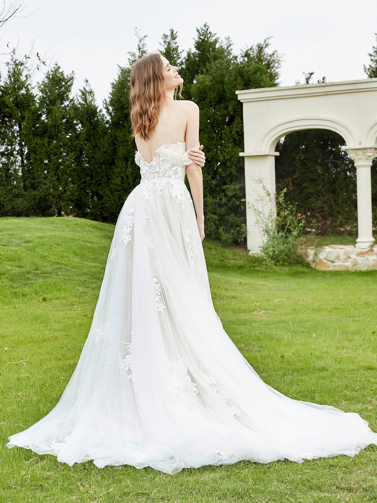 Schulterfreies Spitzenmieder mit Applikationen, Brautkleid – Elfenbein/Champagner
