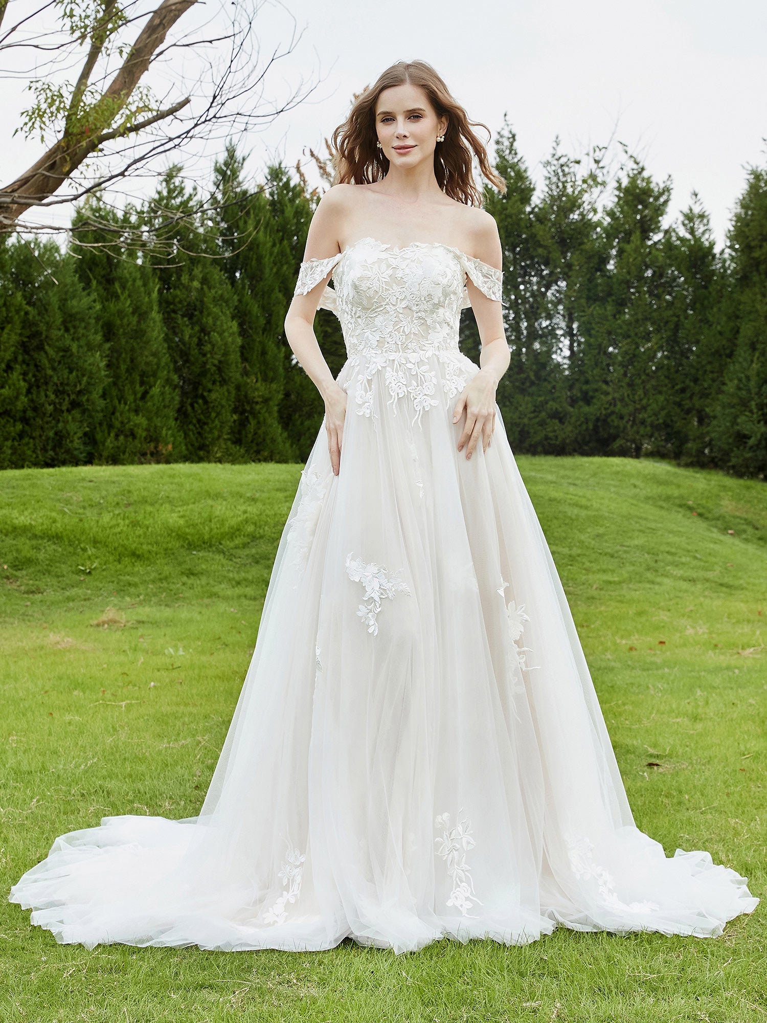Schulterfreies Spitzenmieder mit Applikationen, Brautkleid – Elfenbein/Champagner