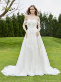 Schulterfreies Spitzenmieder mit Applikationen, Brautkleid – Elfenbein/Champagner