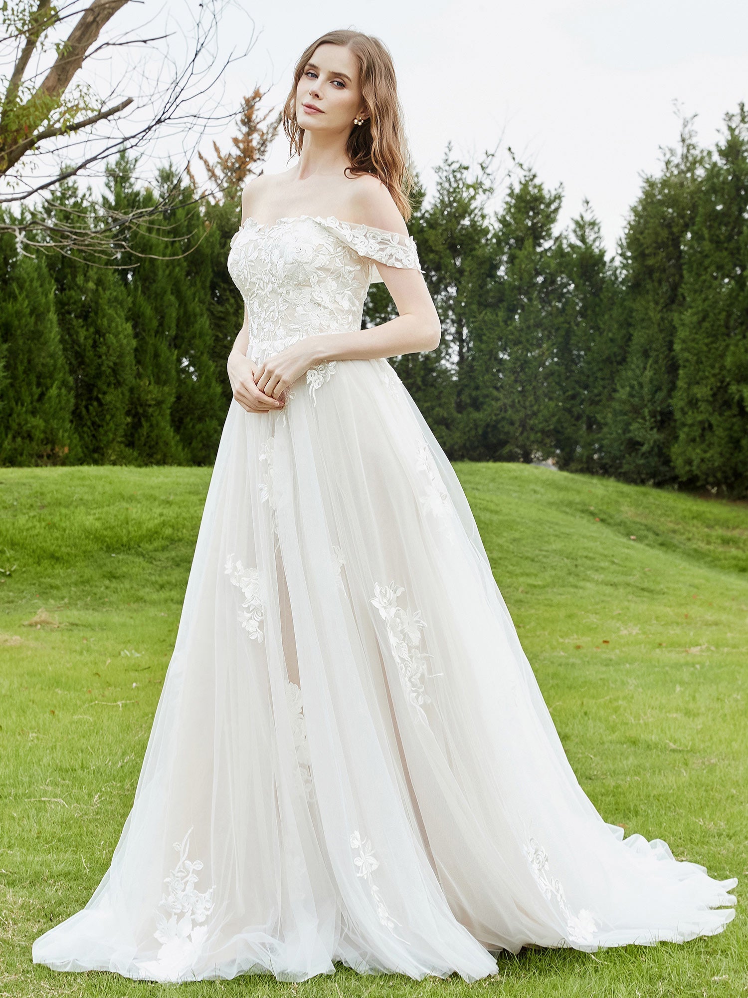 Schulterfreies Spitzenmieder mit Applikationen, Brautkleid – Elfenbein/Champagner