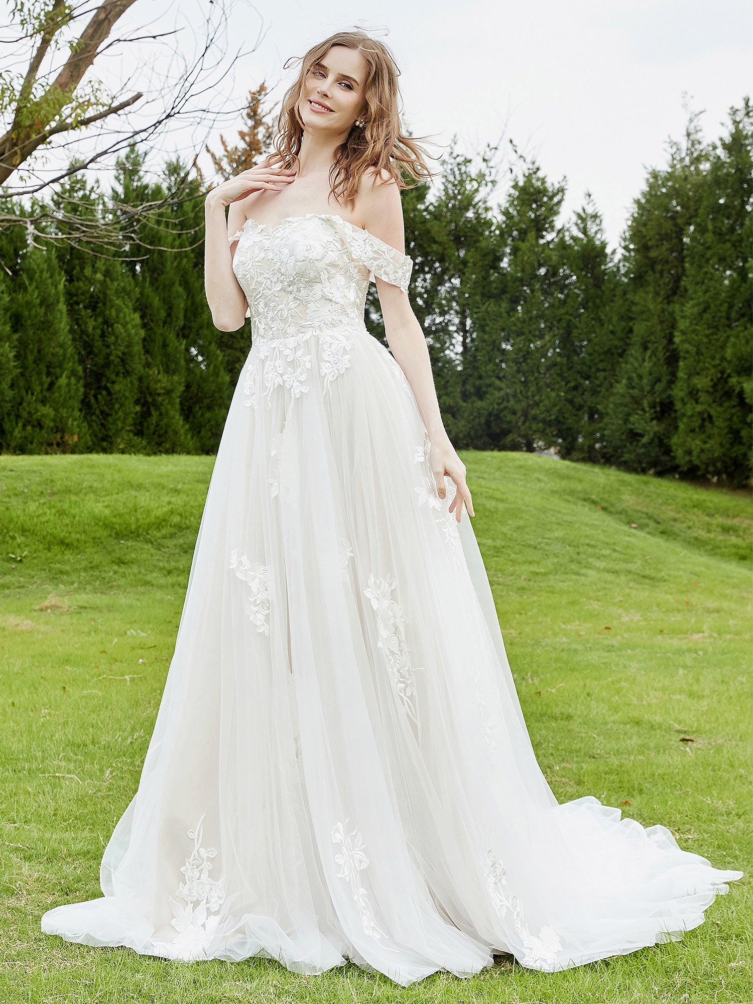 Schulterfreies Spitzenmieder mit Applikationen, Brautkleid – Elfenbein/Champagner